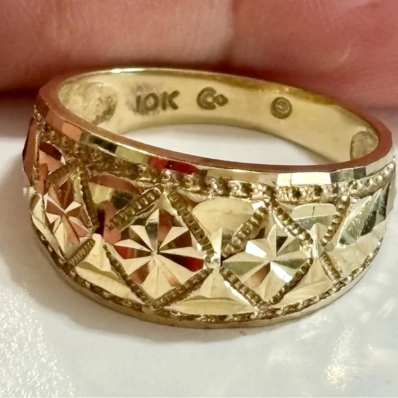 Solid 10k yellow gold diamond cut design ring - 3.8 grams - size 8.25
